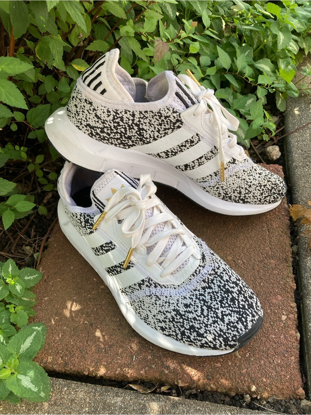Adidas size 9 Swift Run X white and black speckled slip on sneakers - Picture 2 of 11